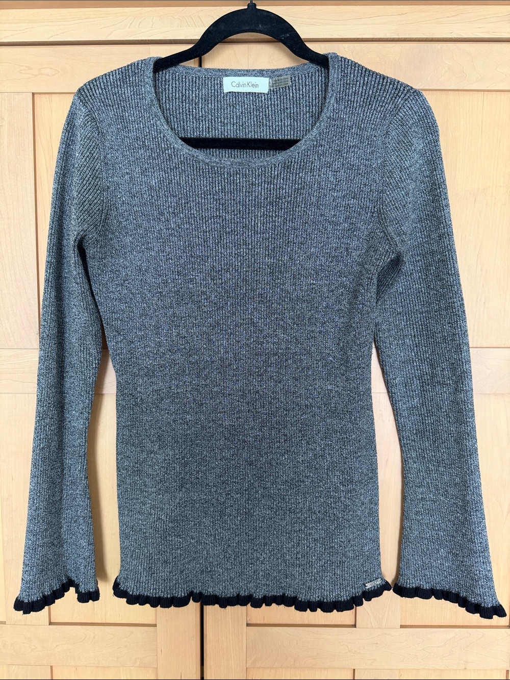 CALVIN KLEIN Gray Ribbed Long-Sleeve Top with Black Ruffle Trim